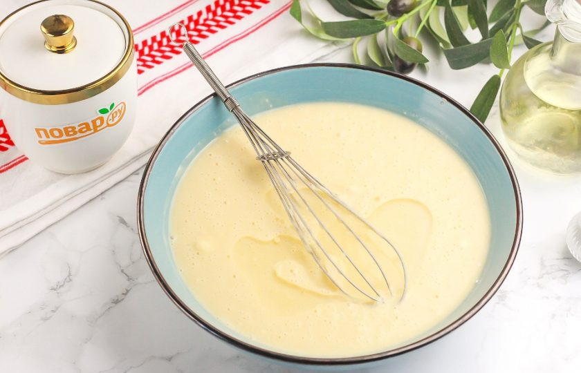 1. Этап. Ажурные блины на молоке (легкий рецепт): Влейте растительное масло и перемешайте все содержимое емкости.