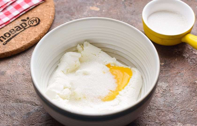 1. Этап. Сырники с хурмой: Всыпьте к творогу сахар и щепотку соли.