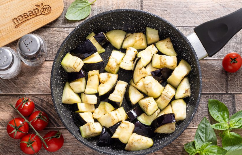 1. Этап. Рататуй с картошкой на сковороде: Разогрейте сковороду на среднем огне с оливковым маслом. Добавьте баклажаны и обжаривайте в течение 7-10 минут, пока они не подрумянятся. После переложите баклажаны в тарелку и посолите по вкусу.