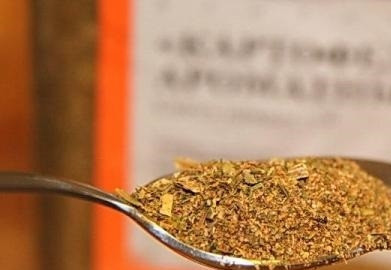 1. Этап. Стейк зубатки: 2. Картофель очистите и нарежьте средними ломтиками. Добавьте соль, специи.