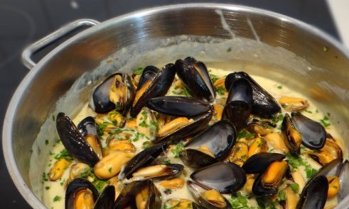 1. Этап. Cоус для мидий в створках: 9. И выложите в соус мидии.