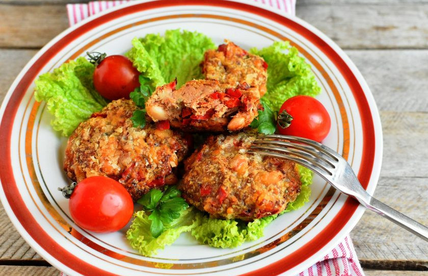 1. Этап. Котлеты с фасолью, перцем и сыром: Подавайте котлеты на салатных листьях, добавив свежие овощи.