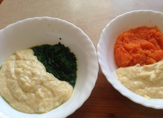 1. Этап. Морковно-шпинатное суфле: 6. Добавим половину получившейся массы к шпинату и половину к моркови. Посолим по вкусу.