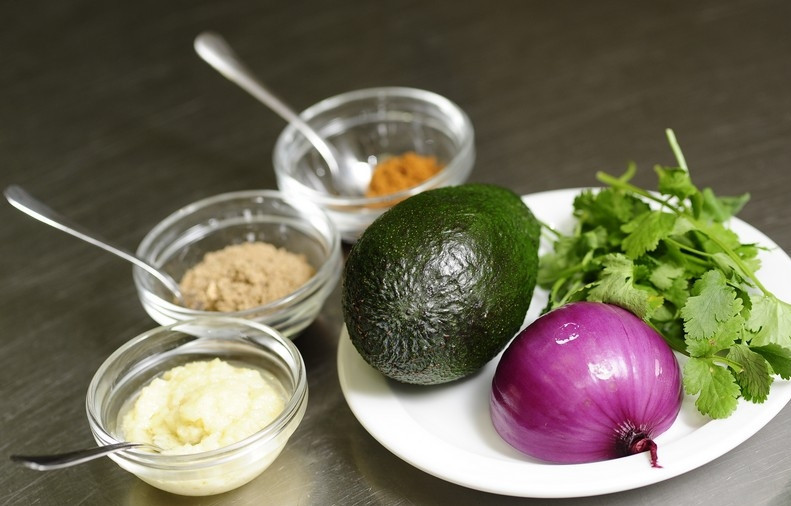 1. Этап. Простой салат из авокадо: Подготовим все необходимые ингредиенты.