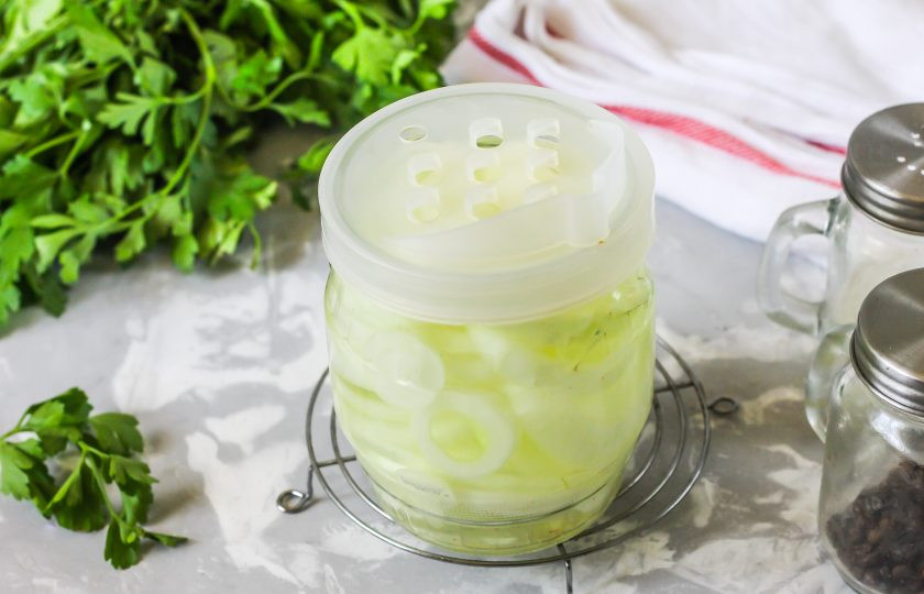 1. Этап. Маринованный лук кольцами на зиму: После чего смените крышки и слейте воду.