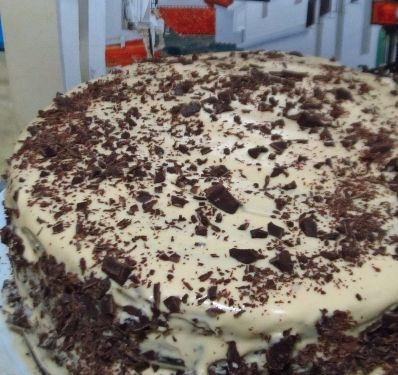 1. Этап. Большой торт: 12. Я посыпала тертым шоколадом, а вы можете украсить его по вашему вкусу. Включайте свою фантазию и экспериментируйте с украшением!