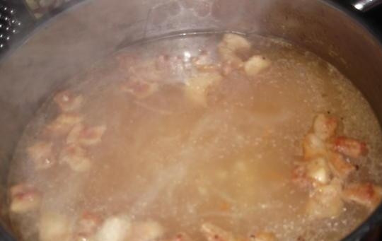 1. Этап. Капустняк украинский: Из супа достаньте рёбрышки, а вместо них добавьте шкварки.