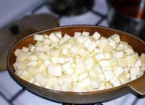 1. Этап. Рагу из баклажанов и кабачков: Далее закидываем кабачки. Тушим еще 10 минут, все перемешивая.