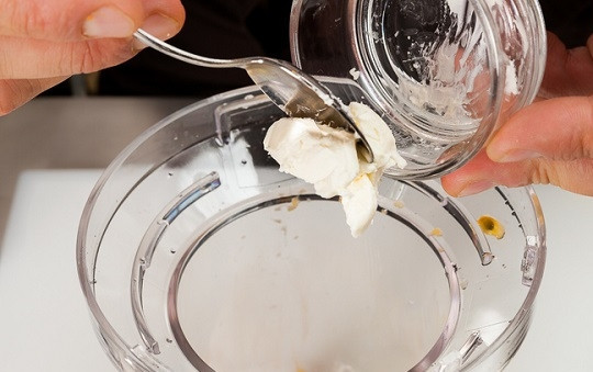 1. Этап. Сырный мусс: 2. Выложите сыр.