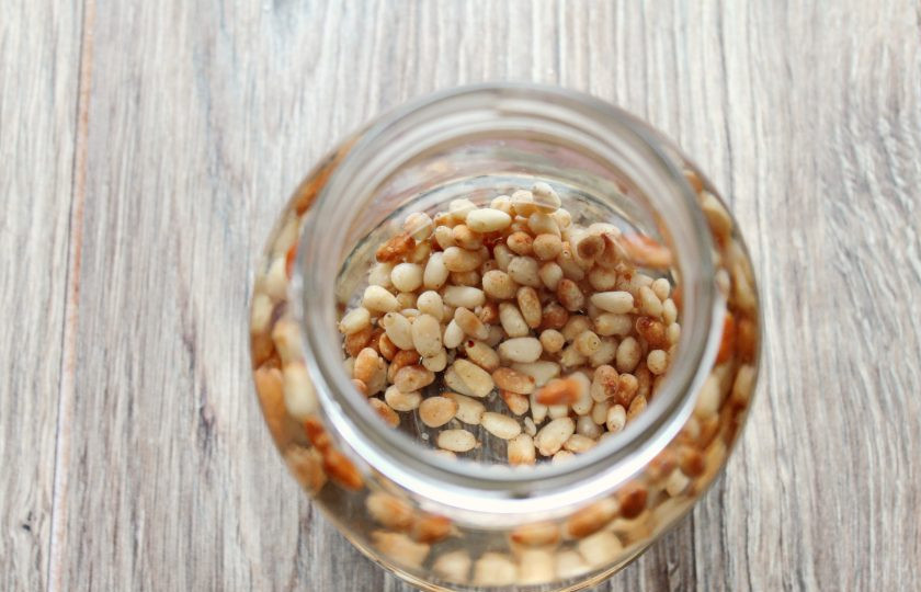 1. Этап. Самогон на кедровых орешках с медом: Влейте в банку с орехами самогон, плотно закройте.