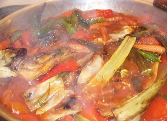 1. Этап. Жареные овощи: Когда вода почти выкипит, добавьте нарезанные мелко помидоры. Затем внесите все обжаренные овощи.