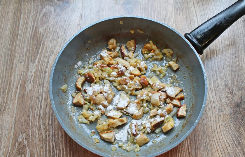 1. Этап. Жаркое по-киевски: Посыпьте все мукой, перемешайте и обжаривайте еще в течение одной минуты. Все посолите и поперчите.