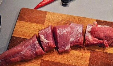 1. Этап. Медальоны: Свиную вырезку необходимо промыть и обсушить. Острым ножом нарезаем медальоны толщиной 1,5-2 см.