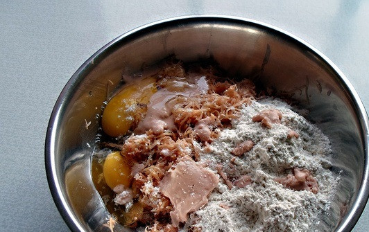 1. Этап. Колдуны с мясом: Тесто солим и перемешиваем до однородной массы.