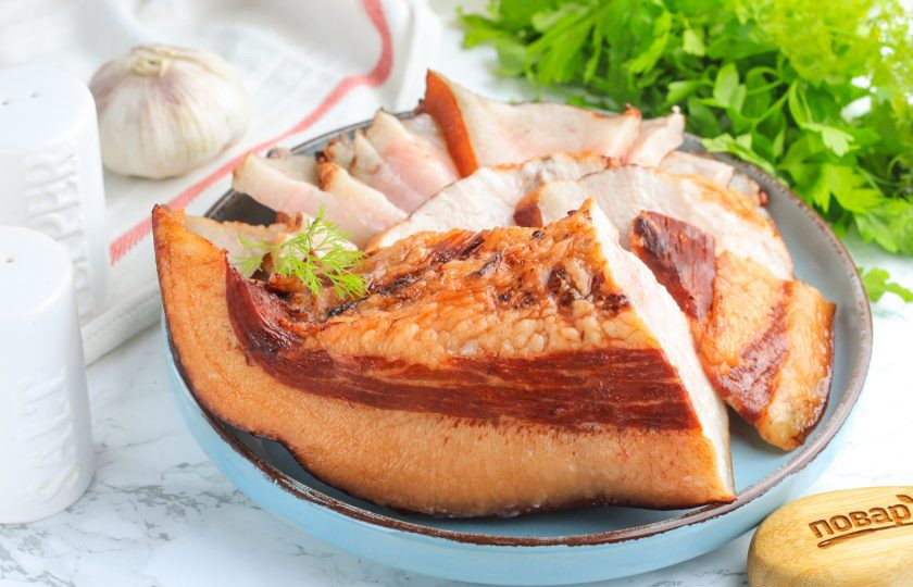 1. Этап. Щековина свиная в луковой шелухе: Извлеките свиную щековину из рассола и удалите луковую шелуху, прилипшую к ней. Нарежьте ломтиками.