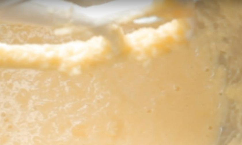 1. Этап. Ванильные кексы (базовый рецепт): 3. По одному добавляем яйца, каждый раз хорошо взбивая. Добавьте муку и разрыхлитель, а также вливайте молоко. Продолжайте взбивать. Добавьте 2 капли ванилина. Советую натуральный с семечками ванили.