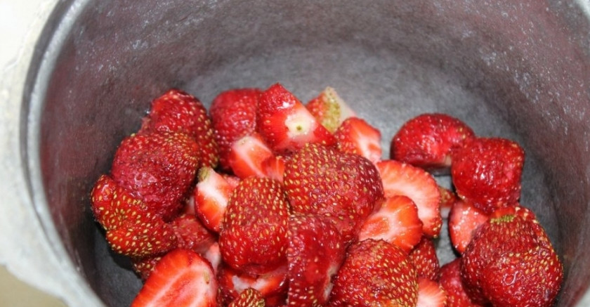 1. Этап. Смузи из клубники: 1. Клубнику очищаю от зеленых хвостиков и перекладываю в дуршлаг, промываю под струей проточной воды. Каждую ягодку разрезаю на 2 части, если очень крупные, то на четвертинки, и помещаю в чашу блендера или в глубокую кастрюлю.