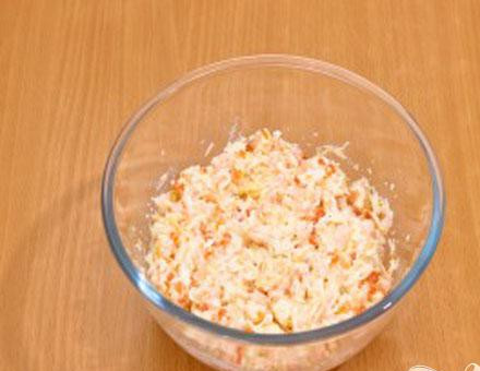 1. Этап. Закуска Морская раковина: 5. В миске смешиваем яйца, креветки, икру и сухарики. Добавляем сюда майонез. Если есть необходимость, солим.