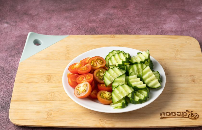 1. Этап. Салат из огурцов, помидоров и авокадо: Помидоры черри порежьте пополам. Огурцы порежьте кружочками и затем разрежьте каждый пополам. Я нарезаю огурцы фигурным ножом.