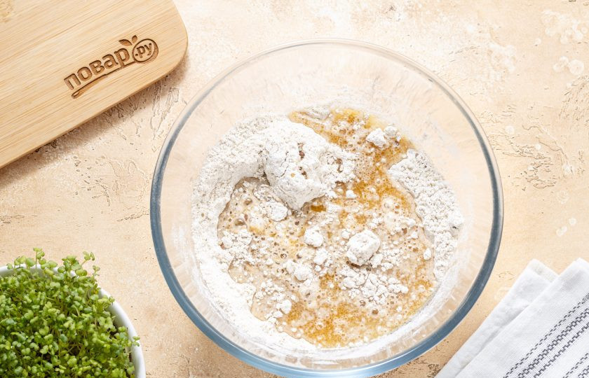 1. Этап. Ржаные булочки с отрубями: Влейте жидкую смесь в миску к сухим ингредиентам.