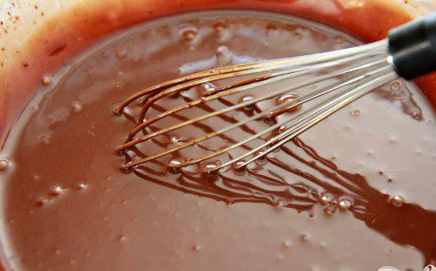 1. Этап. Пирог с шоколадной начинкой и зефирным наполнением: 3. Мелко нарезать горький шоколад. Выложить шоколад в большую миску. Сливки довести только до кипения в кастрюле, затем залить горячими сливками шоколад. Дать постоять 1 минуту, затем слегка взбить, пока шоколад не растает, и смесь не станет однородной.