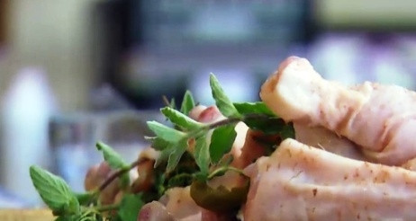 1. Этап. Цыплята в духовке: Цыплят помоем и высушим, а затем вкладываем в каждую тушку по одному рулетику и по 2 веточки орегано и тимьяна.