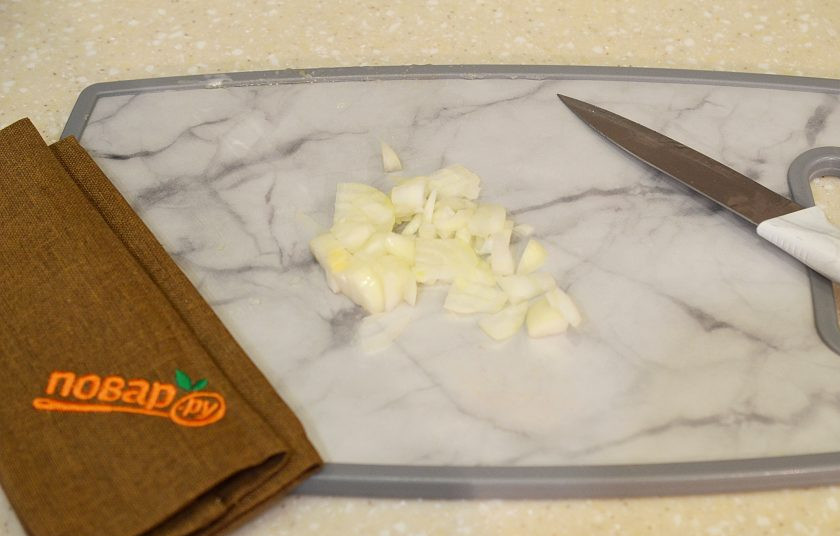 1. Этап. Салат на Новый год Свиньи: 4 Лук мелко нарежьте.