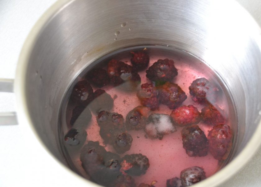 1. Этап. Прозрачное желе: Ягоды ежевики залейте 200 мл. воды, добавьте 1 ст. ложку сахара, доведите до кипения, поварите 3-5 минут.