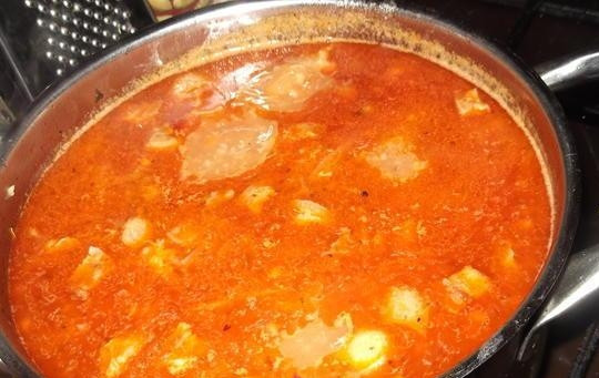 1. Этап. Капустняк украинский: В суп добавьте зажарку и картофель. Варите все ещё 15 минут на медленном огне.