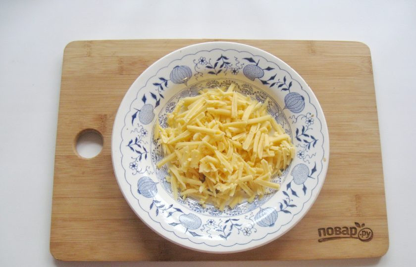 1. Этап. Салат-коктейль с крабовыми палочками: Твердый сыр натрите на терке.