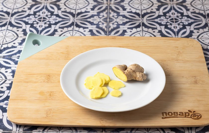 1. Этап. Имбирный чай с лимоном для похудения: Кусочек корня имбиря очистите от кожуры и порежьте на тонкие ломтики.
