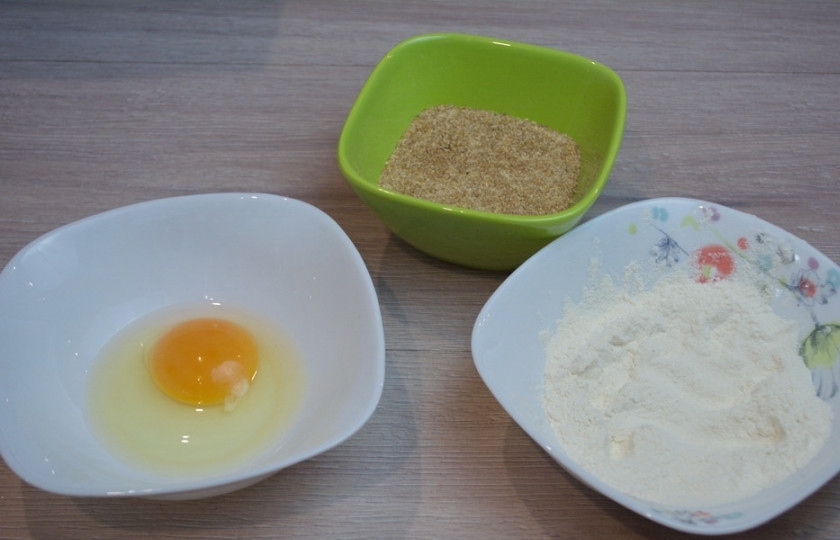 1. Этап. Шницель (классический рецепт): В одной мисочке взбейте яйца с молоком. В другую насыпьте муку, а в третью — панировочные сухари.