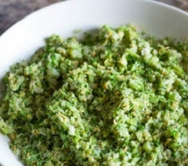 1. Этап. Котлеты из брокколи в духовке: 4. Перемешайте все как следует до однородности. Получится вот такая масса, с которой довольно удобно работать, слегка смочив руки водой.