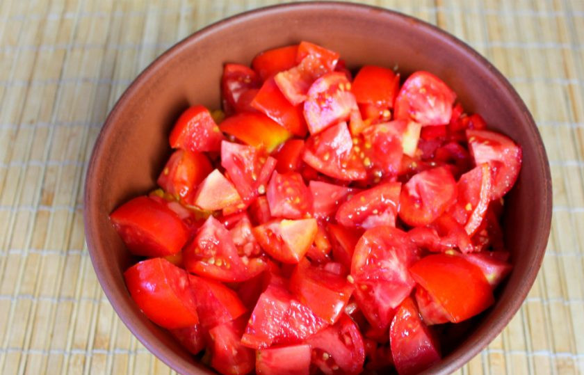 1. Этап. Салат Будапешт: Далее, кладем в салат помидоры.