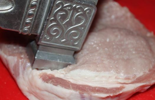 1. Этап. Стейк в домашних условиях: Слегка (!!!) отбиваем кусочки мяса с обеих сторон. Мясо размягчится и быстро прожарится.