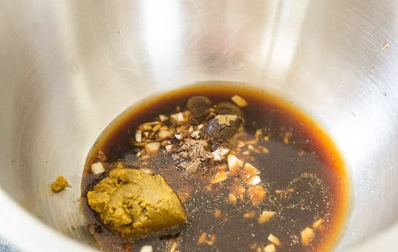 1. Этап. Куриная грудка на гриле с соусом: 1. Для начала сделайте маринад. Смешайте соевый соус с карри, кориандром, соком одного лайма, рыбным соусом, тимьяном и измельчённым чесноком.