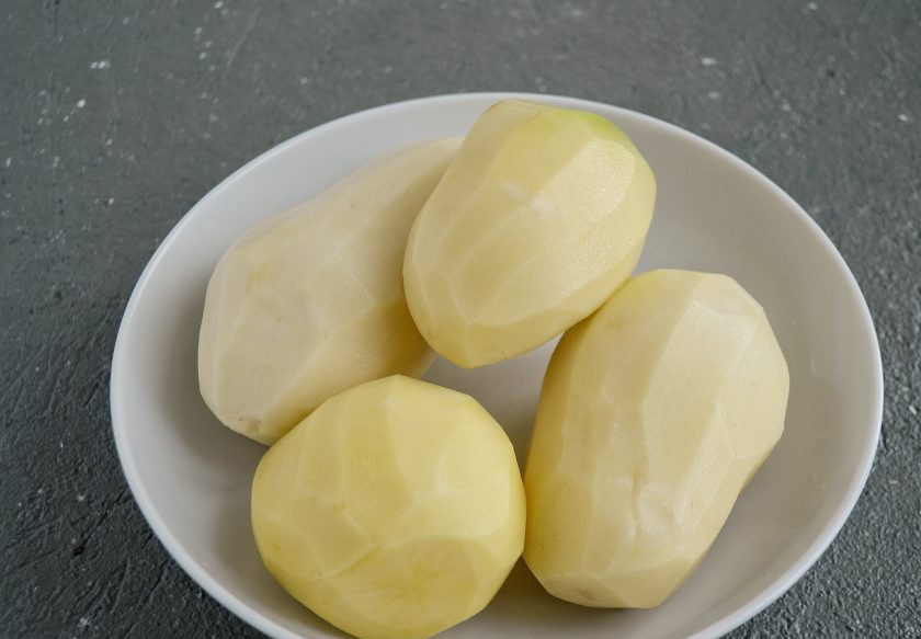 1. Этап. Соевая запеканка: Картофель очистите и отварите до мягкости.