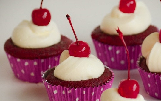 1. Этап. Капкейки Красный бархат на кефире: 10. Остывшие капкейки дополните кремом, вишенкой и подавайте к столу. Приятного чаепития!