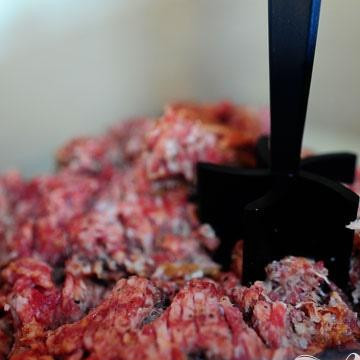 1. Этап. Суп с кале, картофелем и итальянской колбасой: 3. В большой кастрюле обжарить итальянскую колбасу с небольшим количеством оливкового масла до коричневого цвета, разминая колбасу ложкой. Слить образовавшийся жир.