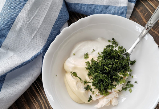 1. Этап. Сметанно-сырный соус: мелко порубленный укроп