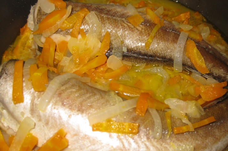 1. Этап. Рыба с овощами в мультиварке: Теперь закрываем крышку и устанавливаем режим 