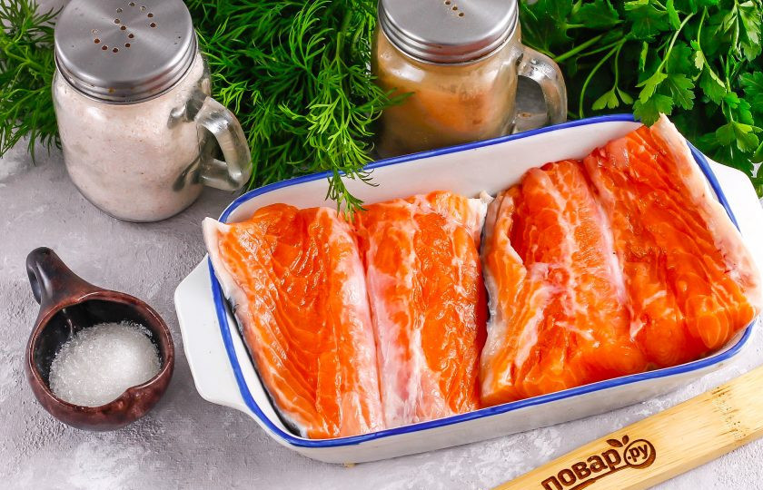 1. Этап. Засолка красной рыбы с укропом: Подготовьте указанные ингредиенты. Приобретите охлажденную или замороженную красную рыбу, разморозьте ее в домашних условиях, счистите кожу вместе с чешуей. Она легко срезается острым ножом.