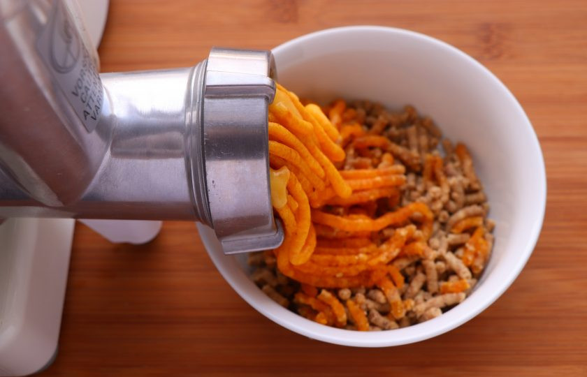 1. Этап. Курага с медом и орехами для иммунитета: Курагу, орехи и лимон пропустите через мясорубку с крупной решеткой. Если вы используете лимон, купленный в магазине, кожуру с него лучше снять.