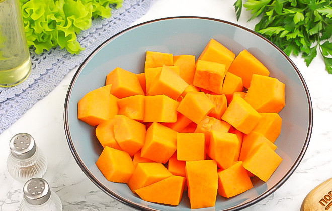 1. Этап. Куриная грудка в духовке с тыквой: Тыкву очистите от кожуры, промойте и нарежьте крупными кусочками или ломтиками. Мельчить не нужно, так как при запекании кубики тыквы уменьшатся вдвое.