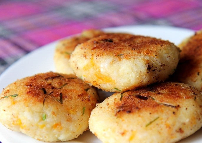 1. Этап. Постные котлеты из риса: 6. Разогрейте растительное масло на сковороде и обжарьте котлетки с двух сторон до золотистого цвета. Приятного аппетита!