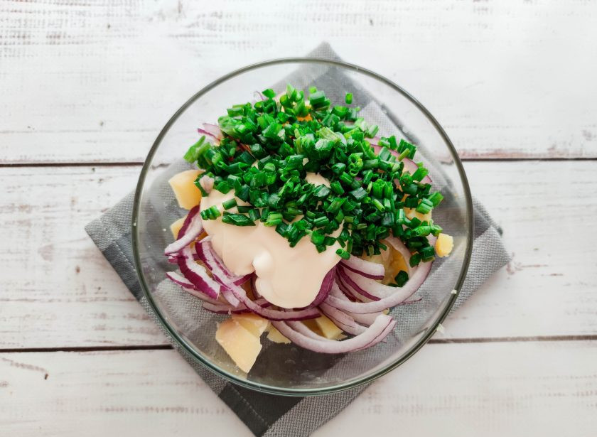 1. Этап. Салат с картофелем и копченой скумбрией: Заправьте салат майонезом, добавьте мелко нарезанный лук и хорошо все перемешайте.