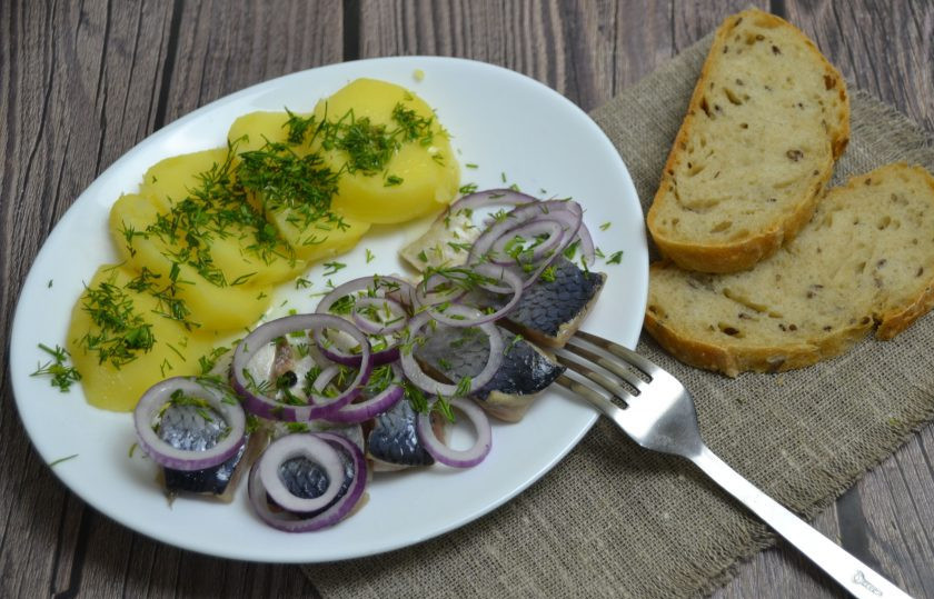 1. Этап. Малосольная селедка в банке: Примерно через два дня сельдь будет готова. Подавайте селедку с отварной картошкой, укропом, кольцами салатного лука, сбрызните ароматным растительным маслом. Это очень вкусно, поверьте!