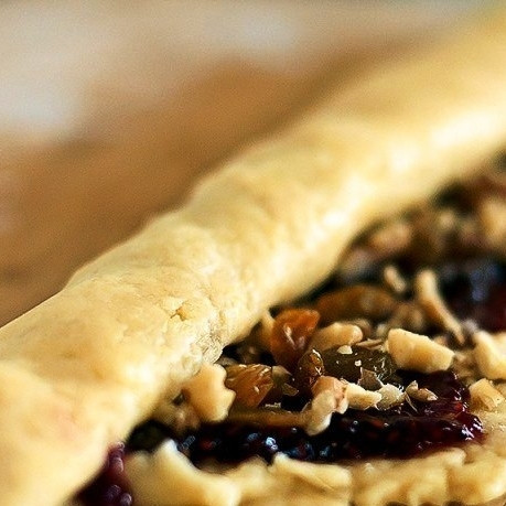 1. Этап. Русские булочки: По вкусу присыпаем тесто изюмом и рублеными грецкими орехами. Каждый прямоугольник сворачиваем по принципу рулета.