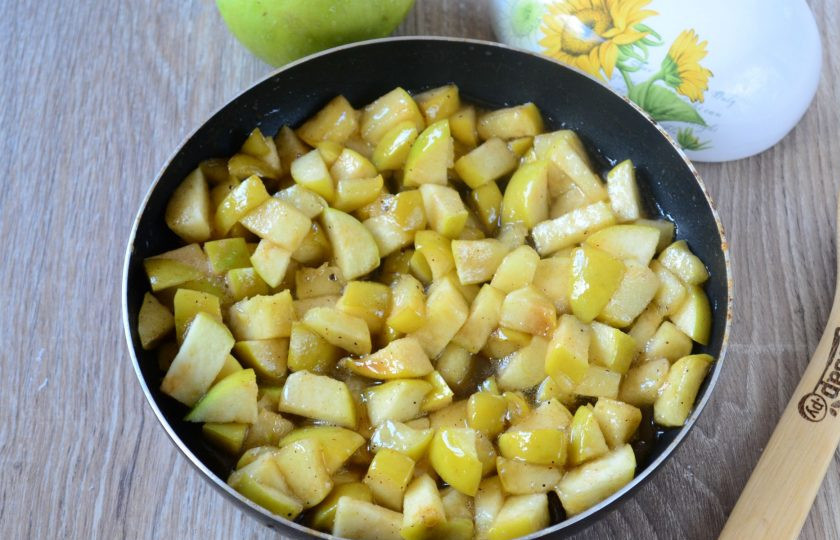 1. Этап. Кармашки с яблочными пирожками: Готовьте яблоки, часто помешивая, до мягкости и легкой карамелизации.