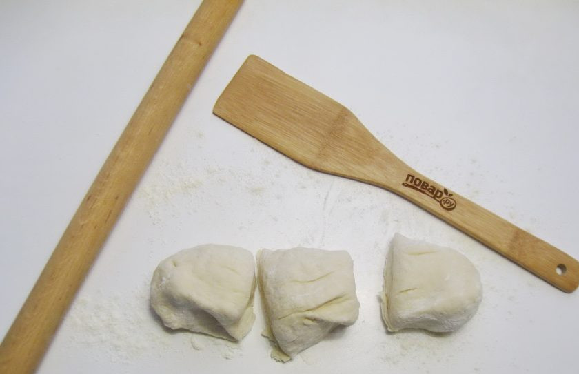 1. Этап. Китайские слоеные лепешки: После разделите тесто на три равные части.